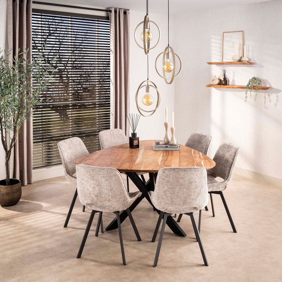 CARLO - Table à manger 135 × 135 cm • triangulaire