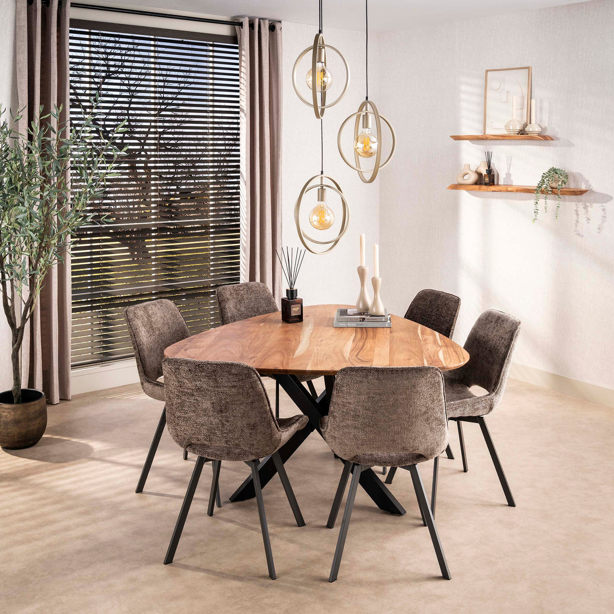 CARLO - Table à manger 135 × 135 cm • triangulaire