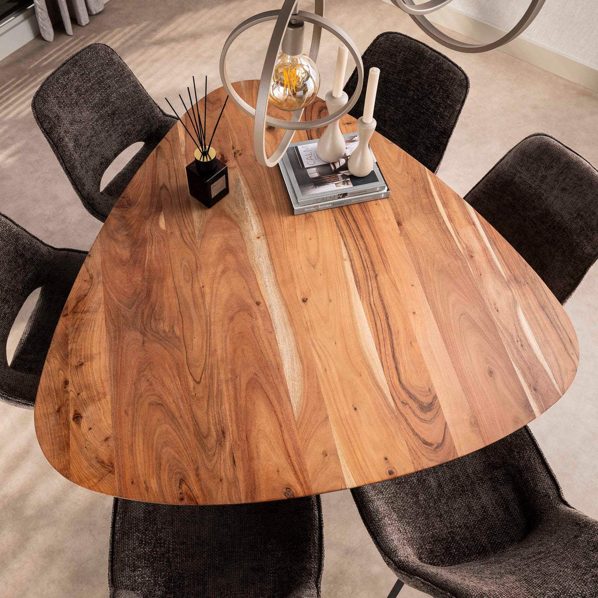 CARLO - Table à manger 135 × 135 cm • triangulaire